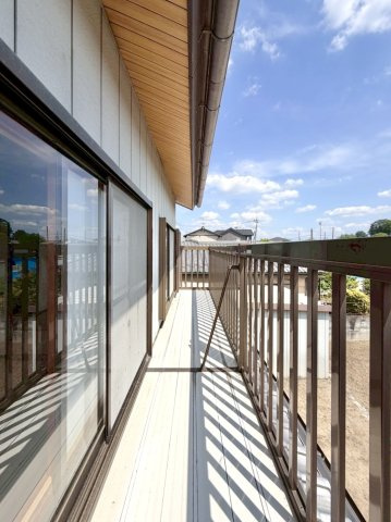 【中古戸建】深谷市榛沢新田のバルコニー|■バルコニー｜バルコニーから入る日差しは暖かく、爽快な朝の目覚めを促してくれます♪洗濯物やお布団を干して太陽の香りを吸い込んだお布団で夜はおやすみください。