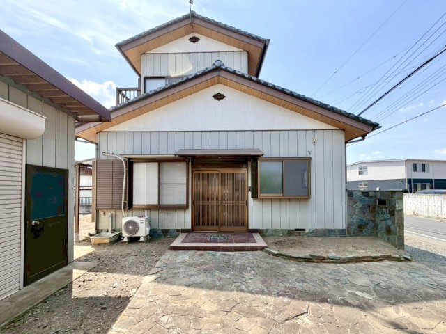 【中古戸建】深谷市榛沢新田の外観|■外観｜南西側のお庭なので暗くなりがちな夕方も明るい印象にしてくれます♪道路から離れたお庭なのでお子様が外で遊ぶ際も安心です♪