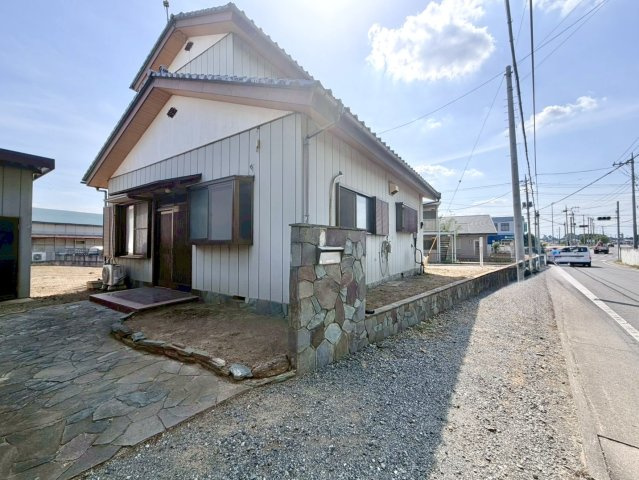 【中古戸建】深谷市榛沢新田の外観|■外観｜周囲の見渡しが良く、車の出入りの際も安全確認がしやすいため、小さなお子様がいるご家庭でも安心です。