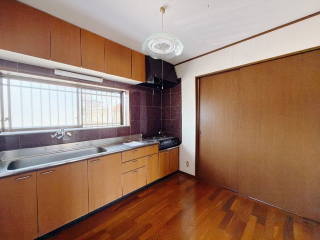 【中古戸建】深谷市榛沢新田のキッチン|■キッチン｜キッチンの部屋が独立している為、お料理時の油の臭いや煙などが隣接するお部屋に充満しにくい造りとなっています♪