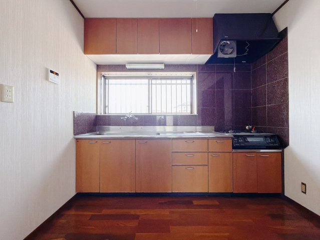【中古戸建】深谷市榛沢新田のキッチン|■キッチン｜大きなお鍋や調理用具のも出し入れラクラクな収納がたっぷり！毎日使う場所だからこそ、無理のない姿勢で作業できるのは嬉しいポイントですね(*＾＾*)♪