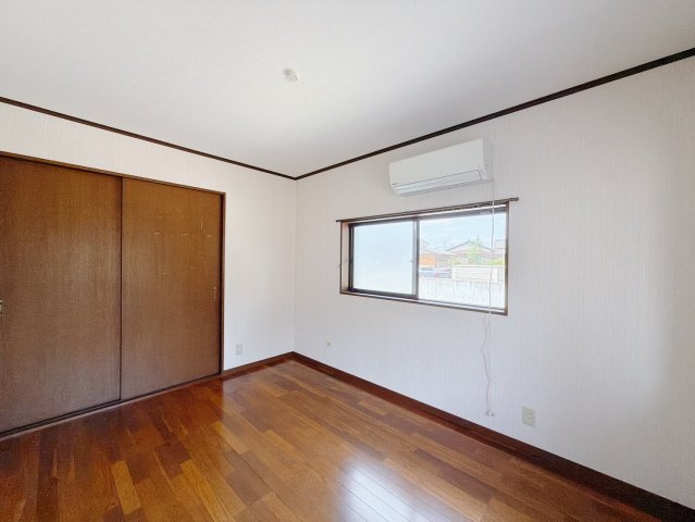 【中古戸建】深谷市榛沢新田の洋室|■洋室｜続き間のリビングとしてご活用していただけます。くつろぎ空間にも来客時のゲストルームにも♪
