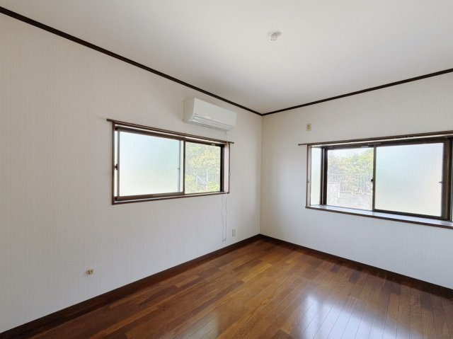 【中古戸建】深谷市榛沢新田の洋室|■洋室｜1階洋室には大きな窓をご用意しています。日中はあたたかな日差し差し込み自分時間も充実できますね＾＾