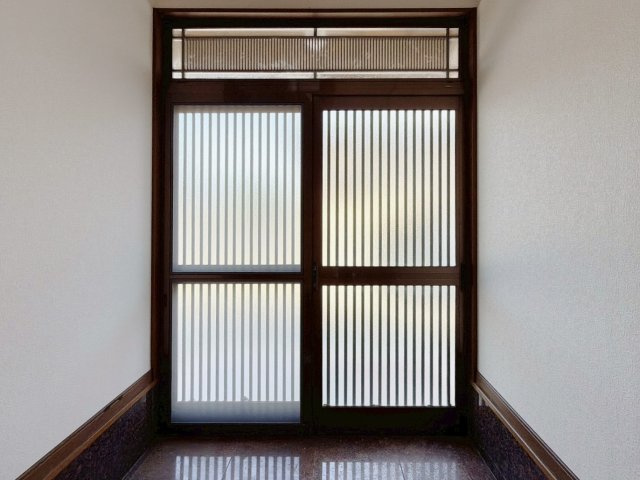 【中古戸建】深谷市榛沢新田の玄関|■玄関｜「玄関から、我が家を心地よく。自然の風や光を感じられる気持ちのいい玄関へ。」永く居心地のいい暮らしを演出する快適性能と安心を両立させたドアを採用しました！