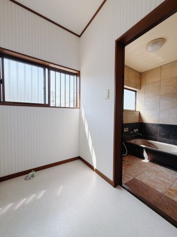 【中古戸建】深谷市榛沢新田の脱衣所|■脱衣室｜冬はストーブ、夏にはサーキュレーターを置き、快適に過ごすことができます♪