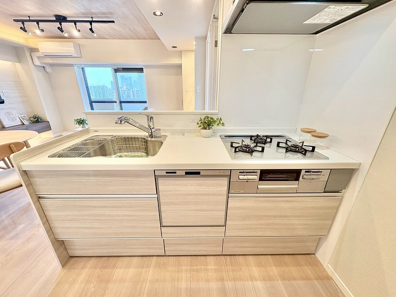 マンションアクロス西巣鴨のキッチン|マンションアクロス西巣鴨：あると便利な食洗機付き！３口コンロ・浄水機能付きシステムキッチンです！

