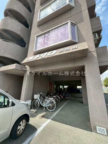 ユトリロ西松山の駐車場