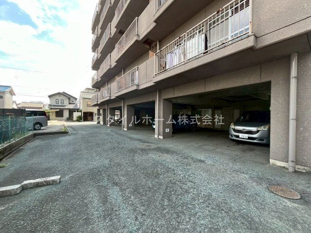 ユトリロ西松山の駐車場