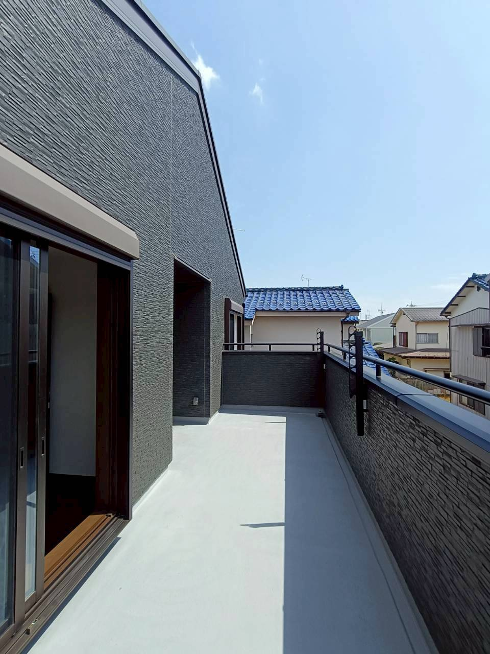 三郷市　戸ケ崎5丁目　中古戸建のバルコニー|ゆとりあるバルコニーで洗濯物＆お布団干しもストレスなし