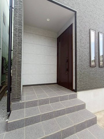 三郷市　戸ケ崎5丁目　中古戸建の玄関|明るい玄関です