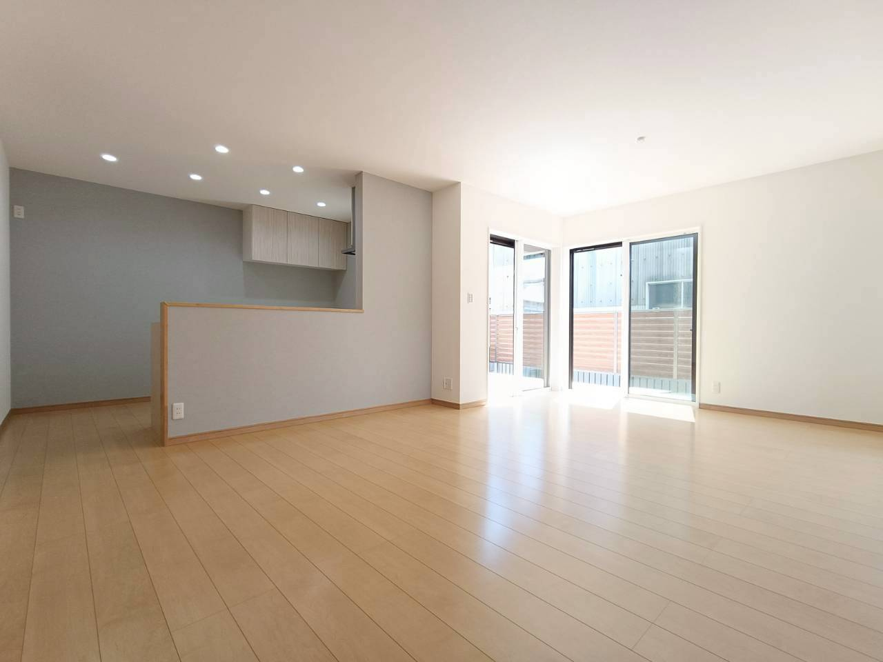 三郷市　戸ケ崎5丁目　中古戸建の居間・リビング|広いリビングは家族が自然と集まる居心地の良い空間