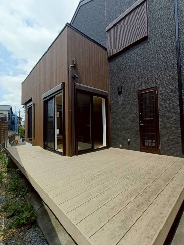 三郷市　戸ケ崎5丁目　中古戸建の庭|プールやBBQが出来るウッドデッキ