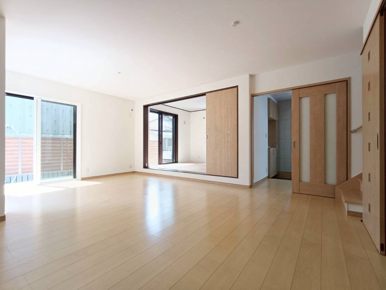 三郷市　戸ケ崎5丁目　中古戸建の居間・リビング|溢れる光をたっぷり取り込んだリビングダイニング。