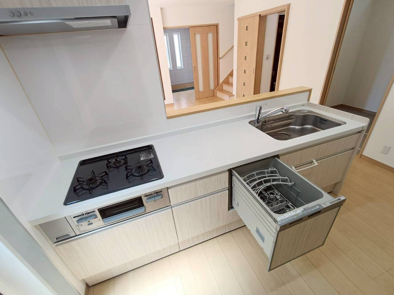 三郷市　戸ケ崎5丁目　中古戸建のキッチン|食器洗浄機が後片付けをサポート！食事後の家族のくつろぎタイムをゆっくりもてます♪