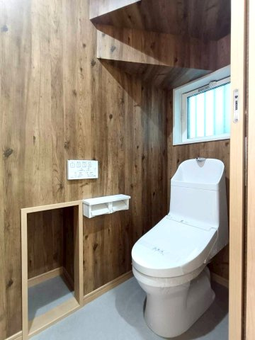 三郷市　戸ケ崎5丁目　中古戸建のトイレ|小窓をつけて明るさをプラス！温水洗浄便座付きです