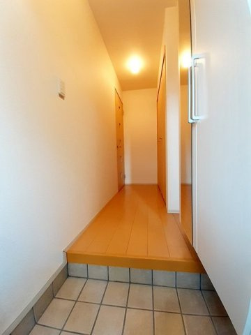メゾン　アンジュ　Ⅰの玄関|収納もある玄関です