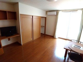 レオパレススイーツの居間・リビング|２Fはカーペットになります。