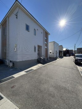【築浅×吹き抜け】高知市一宮徳谷　中古一戸建ての前面道路含む現地写真|広々とした前面スペースを確保！運転の苦手な方も安心して駐車できます◎