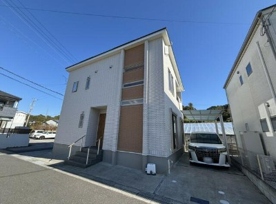 【築浅×吹き抜け】高知市一宮徳谷　中古一戸建ての外観|青空に映える白の外壁。角地の開放感ある佇まい