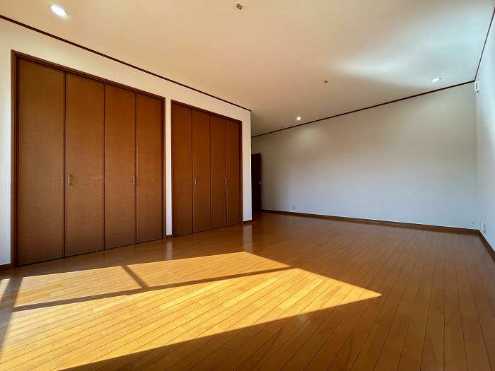 新須賀町3丁目　５SLDK　再生住宅の洋室|内装リフォーム済みの明るい和室。お子様の昼寝スペースや、座って寛ぐリラックスルームとして重宝し、畳の香りに包まれながら家族でゴロゴロ過ごす休日が待ち遠しくなる。
