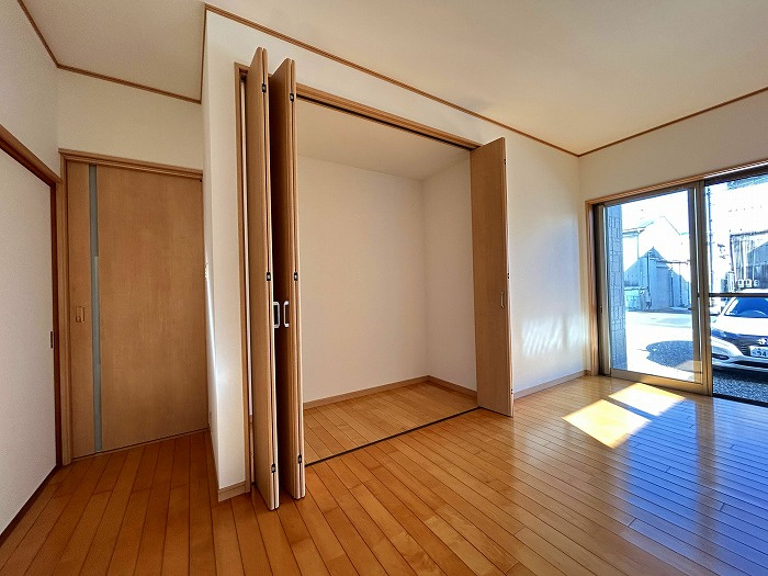 新須賀町3丁目　５SLDK　再生住宅の洋室|2階の洋室は全室リフォーム済み。各室にしっかりとした収納があり、自分好みのインテリアで整えられた個室は、子供たちの成長や集中したいひとときを優しく包み込む。
