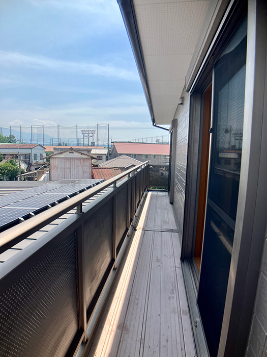 新須賀町3丁目　５SLDK　再生住宅のバルコニー|陽光がたっぷり降り注ぐ広々バルコニー。外装リフォームで美しく生まれ変わり、家族全員分の洗濯物もカラッと乾く。空を眺めながら一息つく、開放的なプライベート空間。