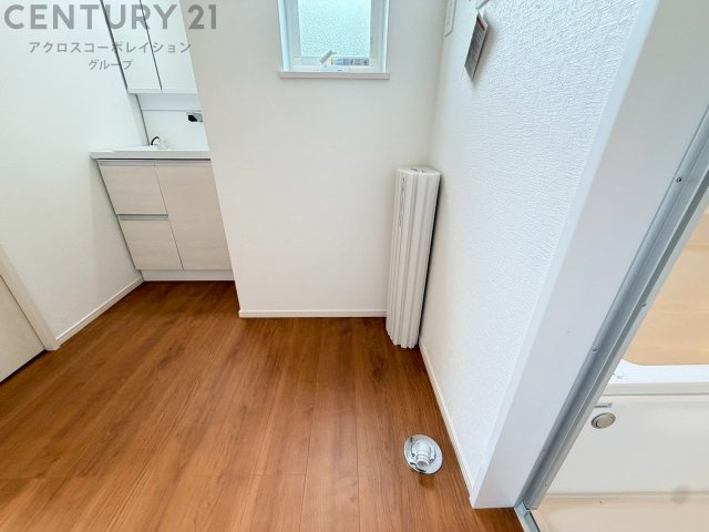 洗濯物の仕分け作業がしやすく、整理整頓が容易になります。洗濯音や湿気を他の部屋に持ち込まず、生活環境を快適に保ちます。上部を活用すれば収納スペースを確保でき洗剤や洗濯用品の整理もしやすくなります。