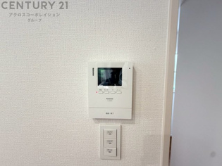 訪問者が来たときにテレビ画面で確認できるため、安心してドアを開けられます。録画機能があるものもあり、留守中に来訪者を記録しておくことができます。利便性が高く、セキュリティ面でも安心です。