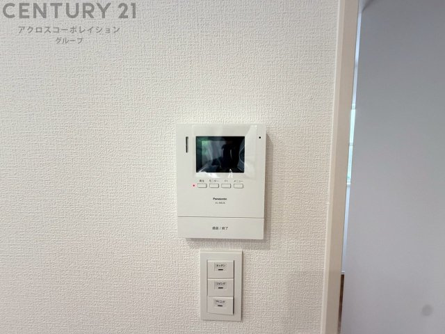 訪問者が来たときにテレビ画面で確認できるため、安心してドアを開けられます。録画機能があるものもあり、留守中に来訪者を記録しておくことができます。利便性が高く、セキュリティ面でも安心です。