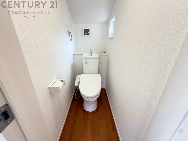温水洗浄便座付トイレは温水洗浄機能により、暖かい水でおしりを洗浄することができ、冷たい水を使う従来の便座に比べ、温水洗浄機能で暖かいトイレを提供し、快適な使用を可能にします。