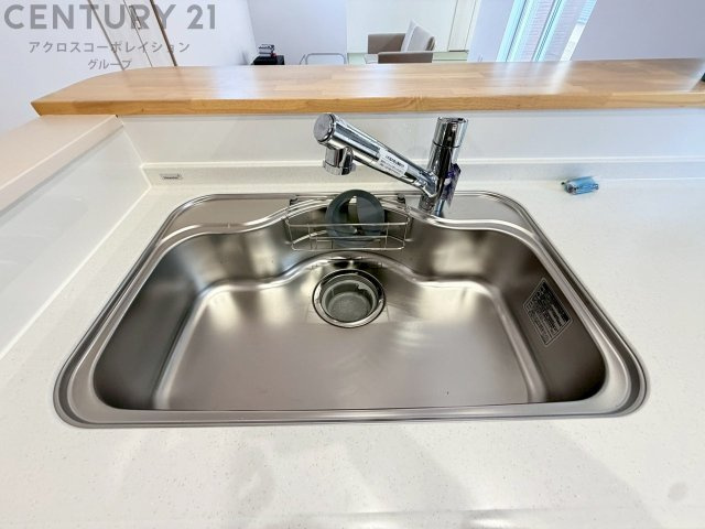 大きなシンクでお鍋などの大きな調理器具を洗う際にも便利です。