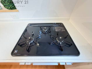 多数の調理器具を同時に使用でき、料理の効率化が可能。省エネで節約になり、様々な料理スタイルに適応できます。また、火力調整が独立しており、手入れや掃除もしやすく、今よりもっとお料理が楽しくなるかも。