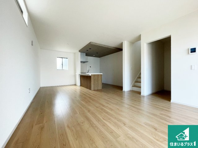 加古川市野口町野口　第14期　新築一戸建ての居間・リビング|日当たり良好の明るいリビングで朝の目覚めもスッキリできそう！対面キッチンでご家族のコミュニケーションも自然と増える設計！小さなお子様が遊ぶスペースを作っても広々とくつろげるLDK！