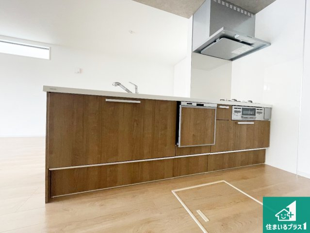 加古川市野口町野口　第14期　新築一戸建てのキッチン|明るいリビングで朝の目覚めもスッキリできそう！対面キッチンでご家族のコミュニケーションも自然と増える設計！小さなお子様が遊ぶスペースを作っても広々とくつろげるLDK！