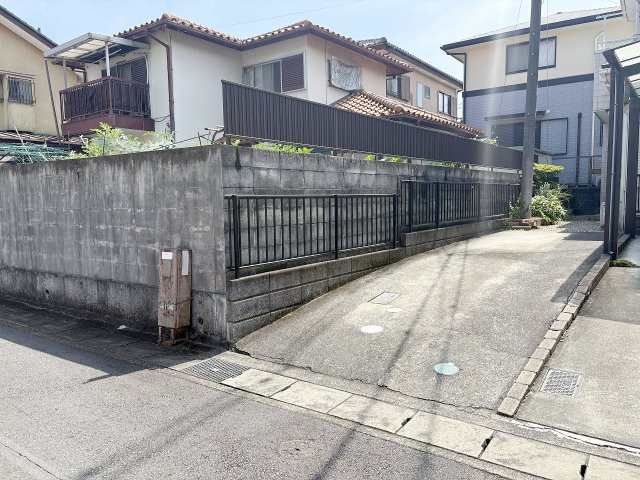 中古戸建の前面道路含む現地写真