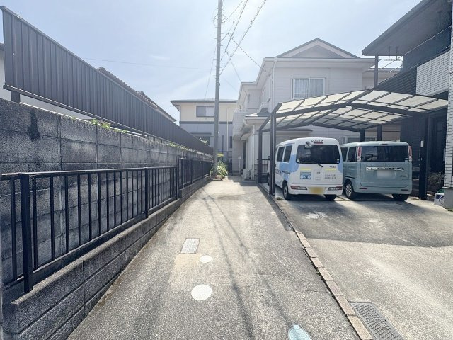 中古戸建の前面道路含む現地写真
