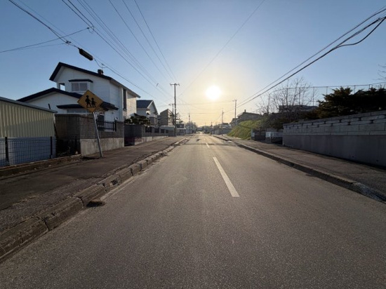 北見市美山町南７丁目４番１１０　中古売家の前面道路含む現地写真