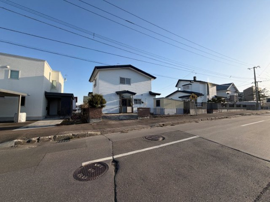 北見市美山町南７丁目４番１１０　中古売家の前面道路含む現地写真