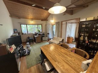 【居間・リビング】 | 【北杜市大泉町西井出】林の中にある家庭菜園も可能な平家