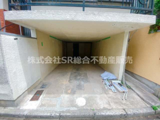 新町中古戸建の駐車場|お車をお持ちの方には必要な駐車場はビルトインガレージ（高さ・1550ｍｍ）です！