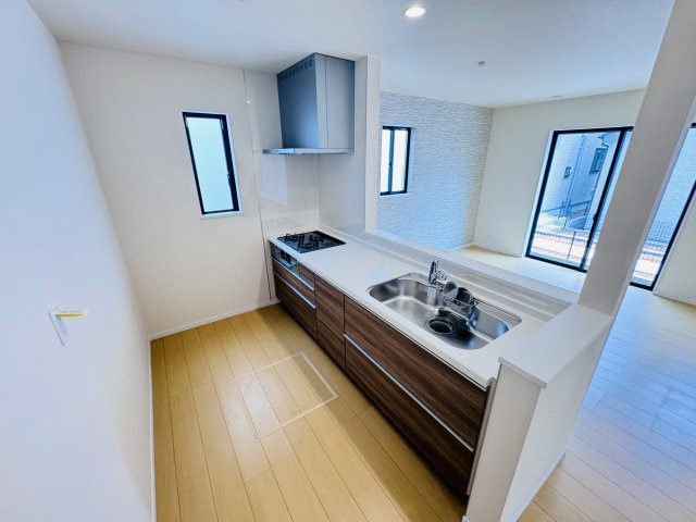 松戸市八ヶ崎7丁目新築戸建【八ヶ崎小学校:4分】のキッチン|お手入れしやすいレンジフード・シンクの水栓には浄水器がついてます！