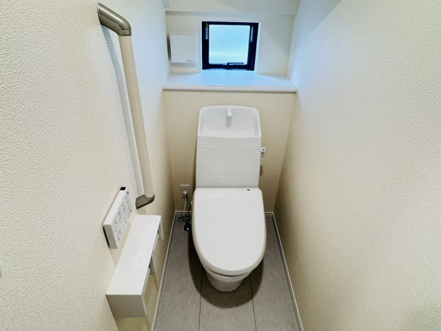 松戸市八ヶ崎7丁目新築戸建【八ヶ崎小学校:4分】のトイレ|温水洗浄暖房便座つきトイレ