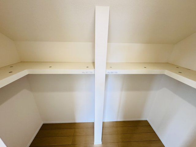 松戸市八ヶ崎7丁目新築戸建【八ヶ崎小学校:4分】の収納|7帖寝室・ウォークインクローゼット