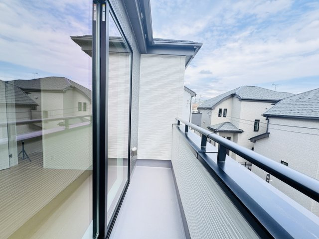 松戸市八ヶ崎7丁目新築戸建【八ヶ崎小学校:4分】のバルコニー|寝室前・南向きバルコニー・日当たり良好♪
