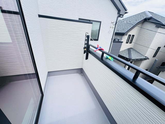 松戸市八ヶ崎7丁目新築戸建【八ヶ崎小学校:4分】のバルコニー|6帖洋室前南向きバルコニー・日当たり良好♪