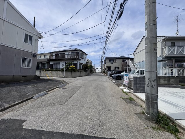 松戸市八ヶ崎7丁目新築戸建【八ヶ崎小学校:4分】の前面道路含む現地写真|西側前面道路