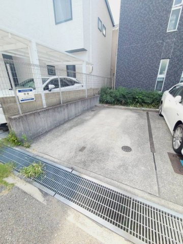 西宮市甲子園浜田町の賃貸マンションの駐車場