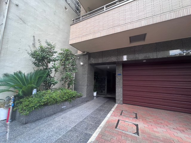 アニマーレ上本町のエントランス