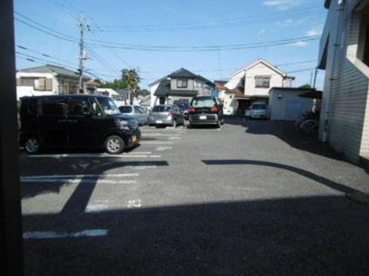 青梅市長淵４丁目の賃貸マンションの駐車場
