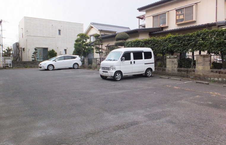 クレインハイツの駐車場
